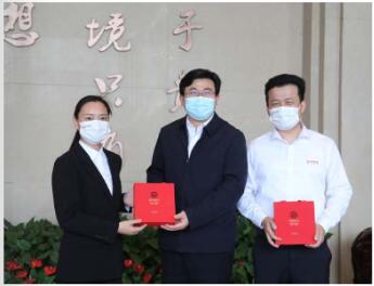 区委书记乔俊杰走访77779193永利并发放“常商服务卡”