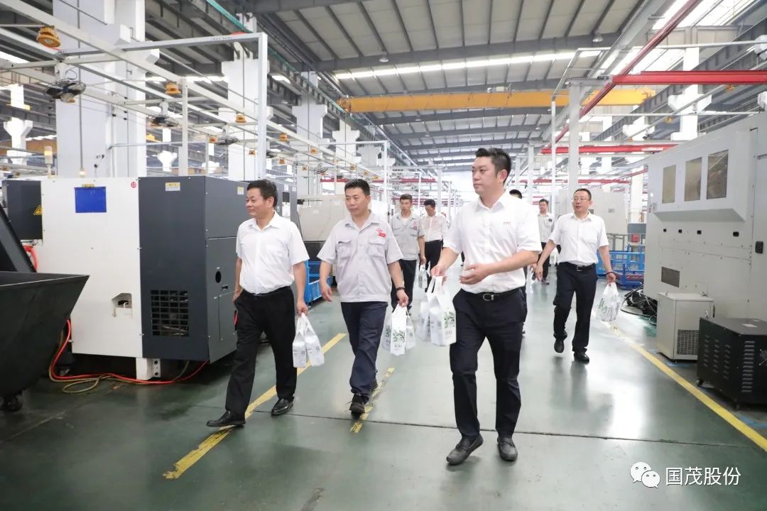 77779193永利股份开展高温慰问走访活动